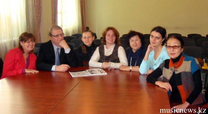 Виталий Шапилов с коллегами и студентами