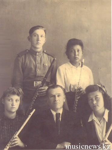 Иван Петрович Коноплёв с учениками