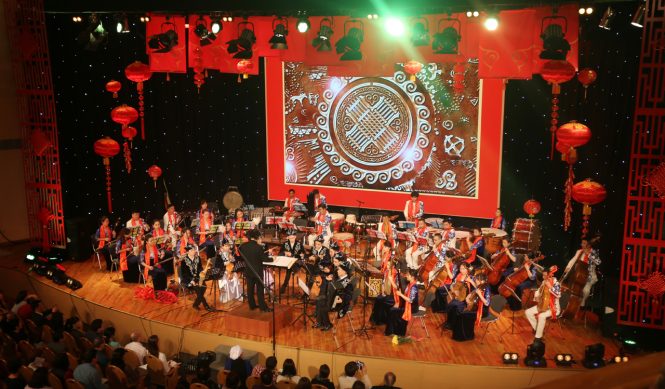 Оркестр провинции Гуандун и солисты консерватории исполняют кюй Б.Аманжола